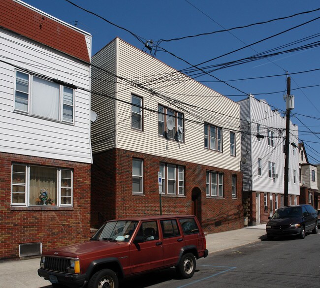 157 W 20th St in Bayonne, NJ - Building Photo - Building Photo