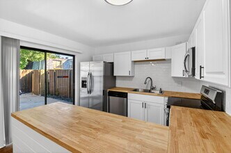 198 Lake Arbor Dr in Palm Springs, FL - Building Photo - Building Photo