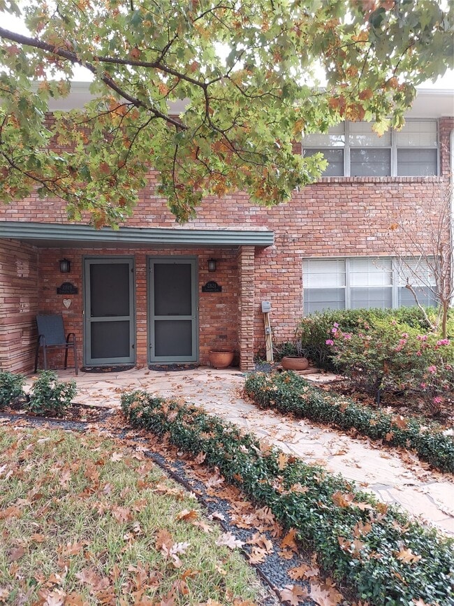 2821 Eastgrove Ln in Houston, TX - Foto de edificio - Building Photo