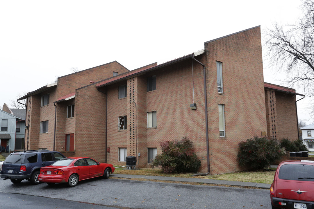 Montclair Apartments in Front Royal, VA - Building Photo