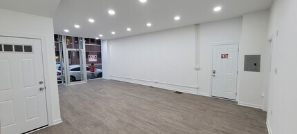 2911 W Belmont Ave, Unit Commercial in Chicago, IL - Foto de edificio - Building Photo