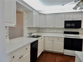 1600 SE St Lucie Blvd in Stuart, FL - Building Photo - Building Photo