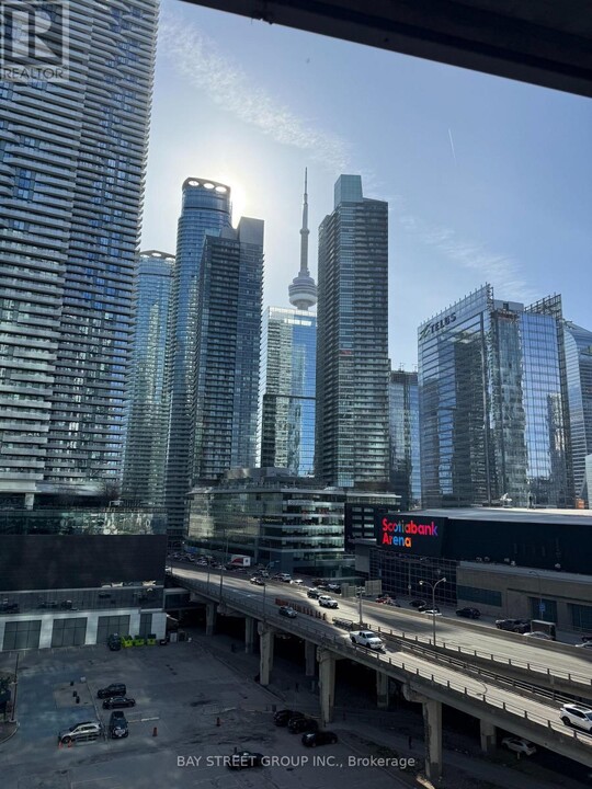 33-1033 Bay St. in Toronto, ON - Building Photo