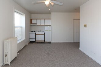 3957 W Irving Park Rd, Unit 403 in Chicago, IL - Building Photo - Building Photo