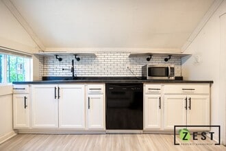 20830 Westview Ave, Unit 2 in Ferndale, MI - Foto de edificio - Building Photo