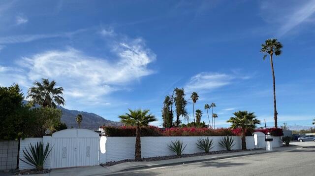 561 S Mountain View Dr in Palm Springs, CA - Building Photo