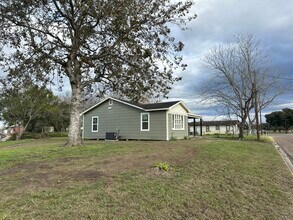 804 E Water St in Victoria, TX - Building Photo - Building Photo