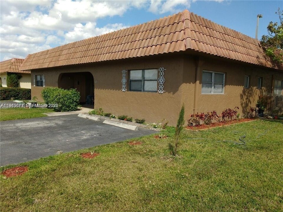 7006 NW 78th Ave in Tamarac, FL - Foto de edificio