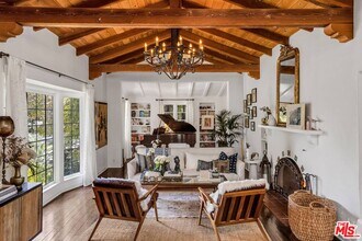 235 Bronwood Ave in Los Angeles, CA - Foto de edificio - Building Photo