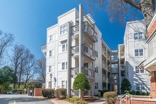 560 Oakland Ave in Charlotte, NC - Building Photo