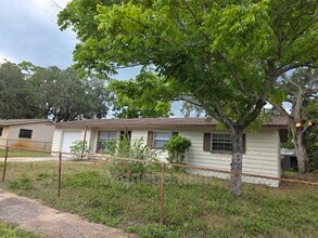 1030 Pine Valley Ln in Titusville, FL - Foto de edificio - Building Photo