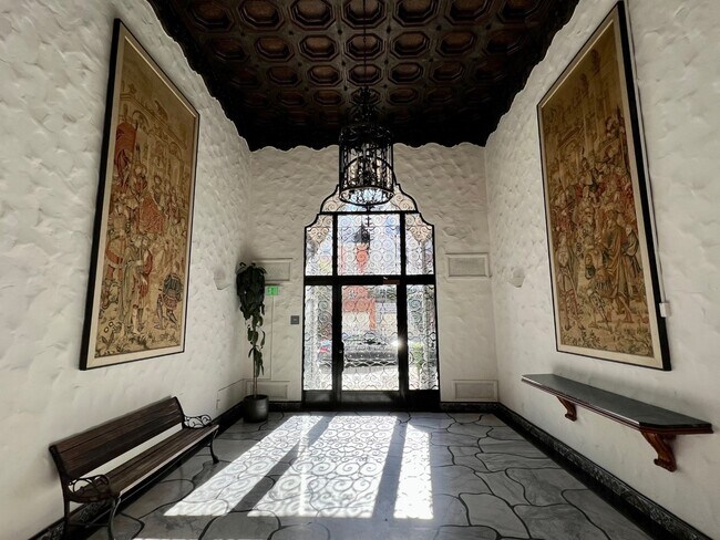 2070 Pacific Ave in San Francisco, CA - Building Photo - Building Photo