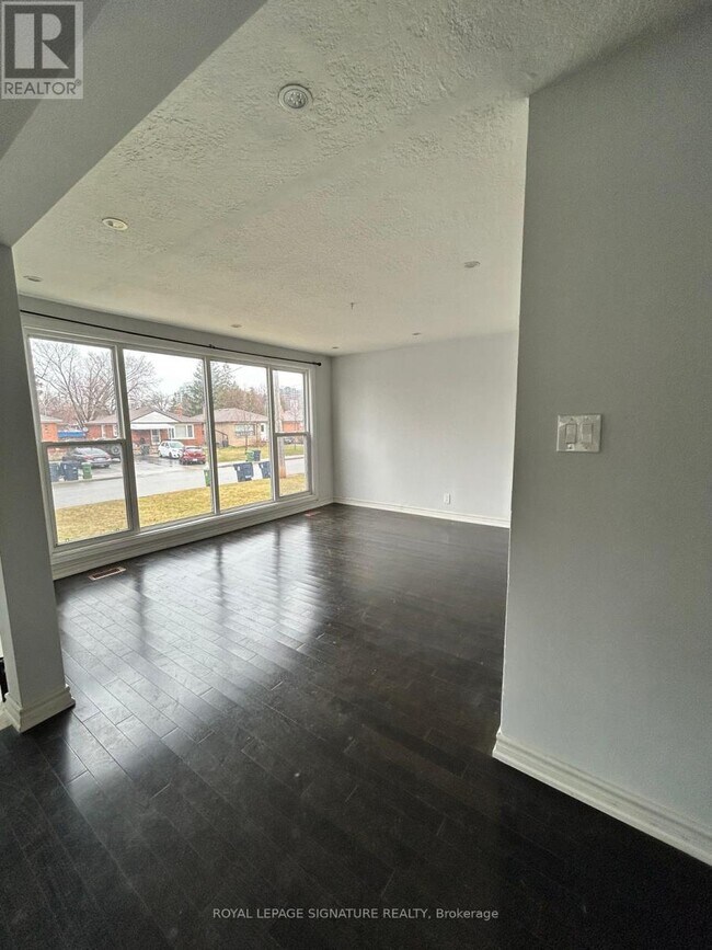 7 Strode Dr in Toronto, ON - Building Photo - Building Photo
