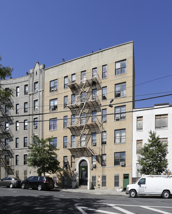 1035 Hall Pl in Bronx, NY - Building Photo