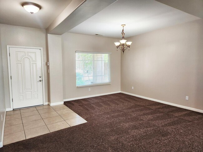 5104 Villa Bella Ln in Bakersfield, CA - Building Photo - Building Photo