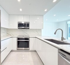 1300 Brickell Bay Dr, Unit 3100 in Miami, FL - Building Photo - Building Photo