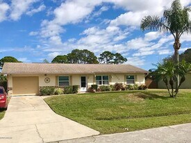 3325 Queen Palm Dr in Edgewater, FL - Building Photo