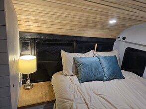 2450 44th St S, Unit Skoolie in St. Petersburg, FL - Foto de edificio - Building Photo