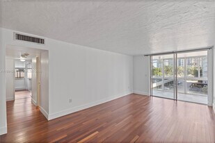 145 SE 25th Rd in Miami, FL - Building Photo
