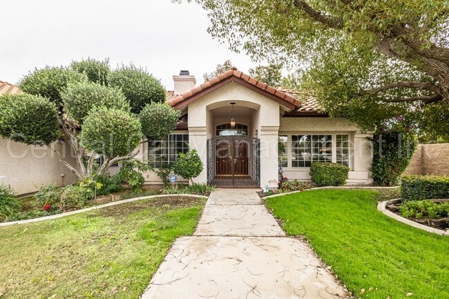 2012 Calle Las Brisas in Bakersfield, CA - Building Photo - Building Photo