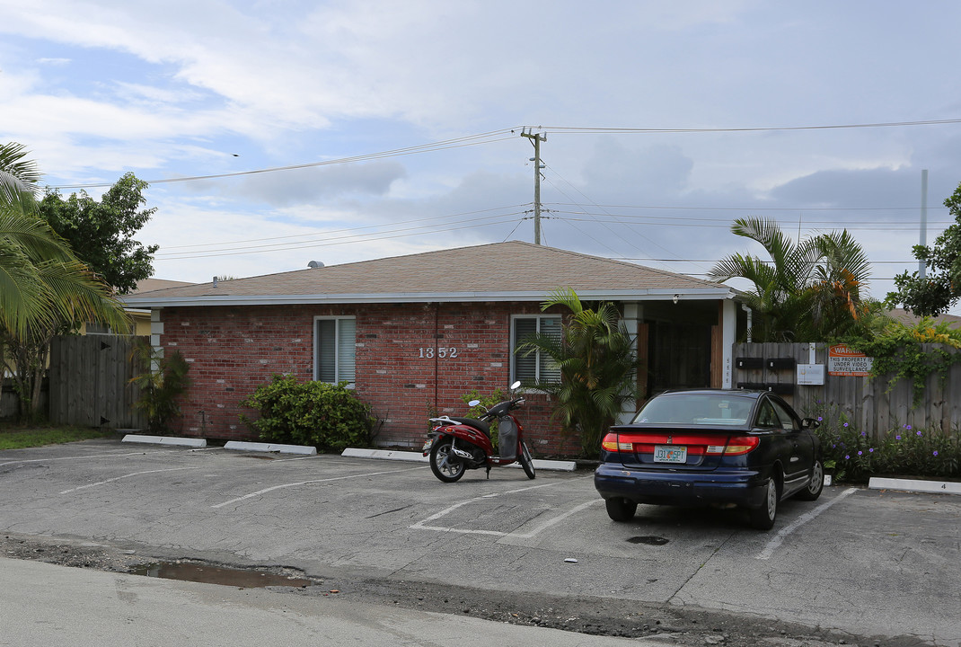 1352 Holly Heights Dr in Fort Lauderdale, FL - Building Photo