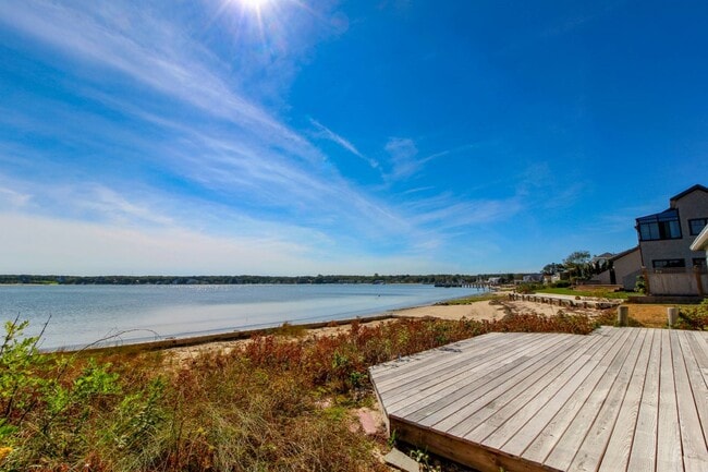 314 E Montauk Hwy in Hampton Bays, NY - Building Photo - Building Photo