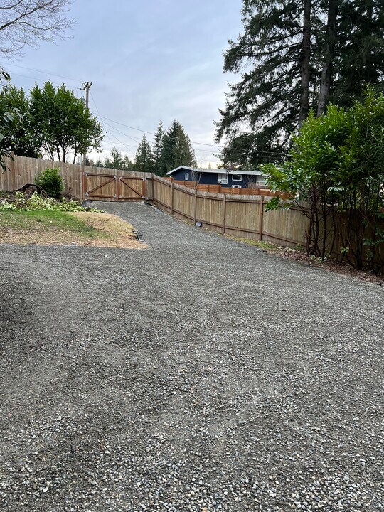 14235 169th Ave SE in Renton, WA - Foto de edificio