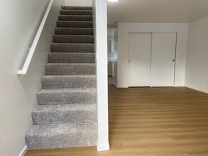 Highland Townhomes in Everett, WA - Foto de edificio - Interior Photo