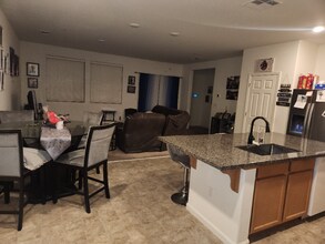 2215 S Vista St in Visalia, CA - Building Photo - Building Photo