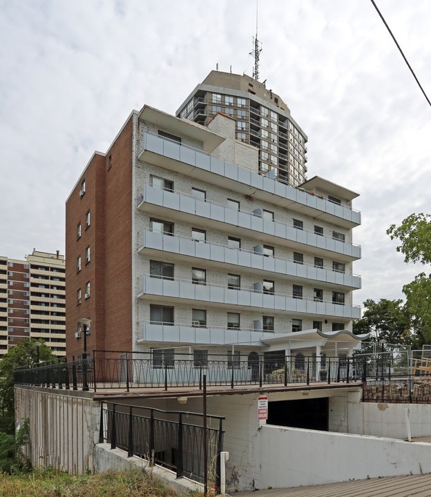 Winston Place in Hamilton, ON - Building Photo