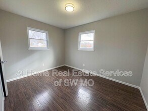 1164 S Hillcrest Ave in Springfield, MO - Building Photo - Building Photo