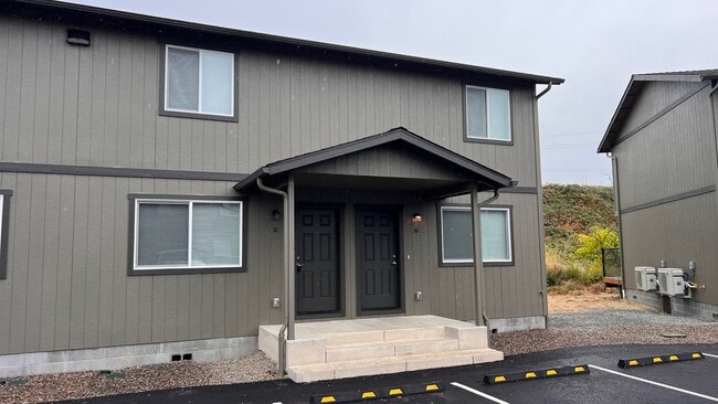 610 N Main St in Phoenix, OR - Building Photo - Building Photo