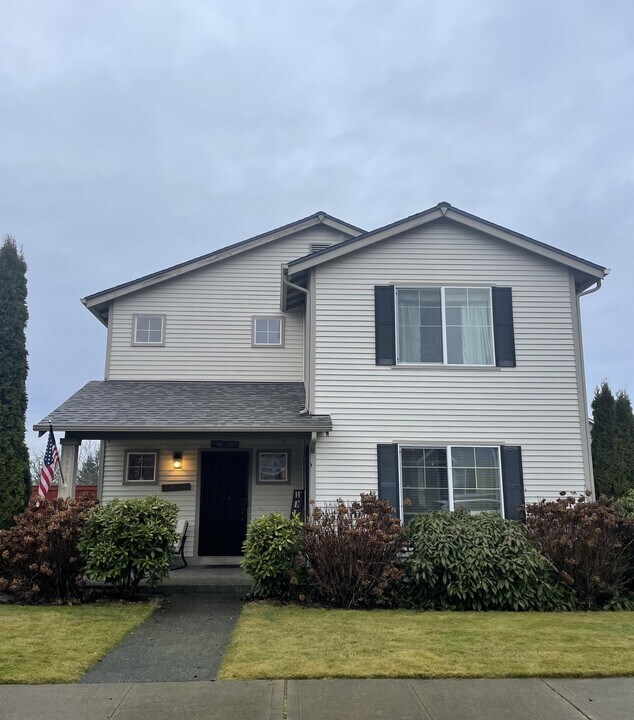 3074 Walker Rd in Dupont, WA - Building Photo
