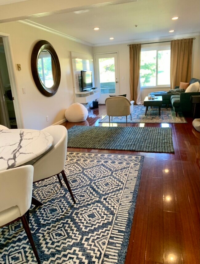 4016 Farm Hill Blvd, Unit 302 in Redwood City, CA - Foto de edificio - Building Photo