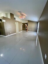 1031 Summer Breeze Dr in Brandon, FL - Foto de edificio - Building Photo