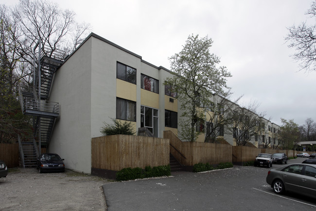 Longview Dell Apartments in Chestnut Hill, MA - Building Photo - Building Photo