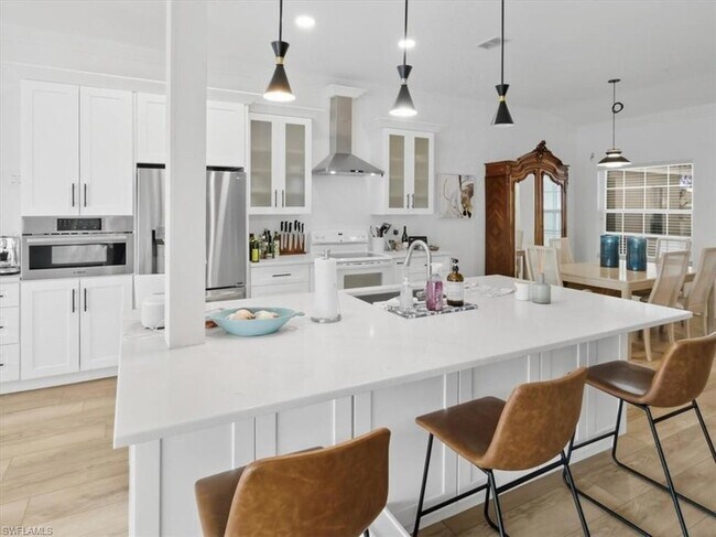 6876 Redbay Park Rd in Naples, FL - Foto de edificio - Building Photo