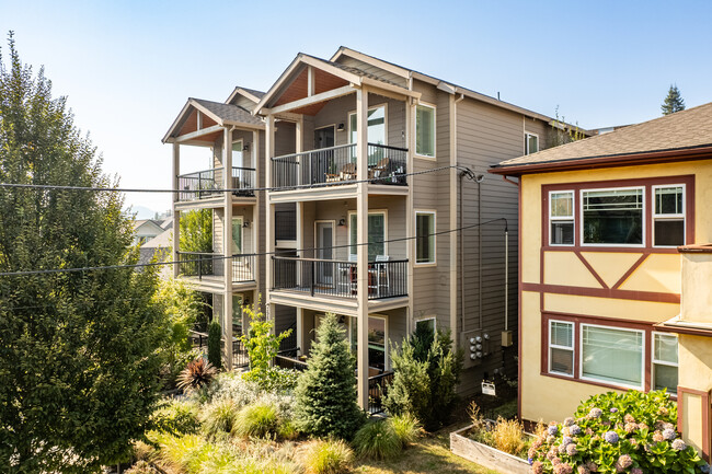 Montana Apartments in Portland, OR - Foto de edificio - Building Photo