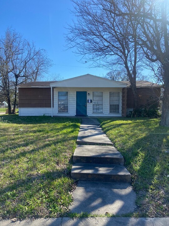 5250 Kingsbury St in Houston, TX - Building Photo