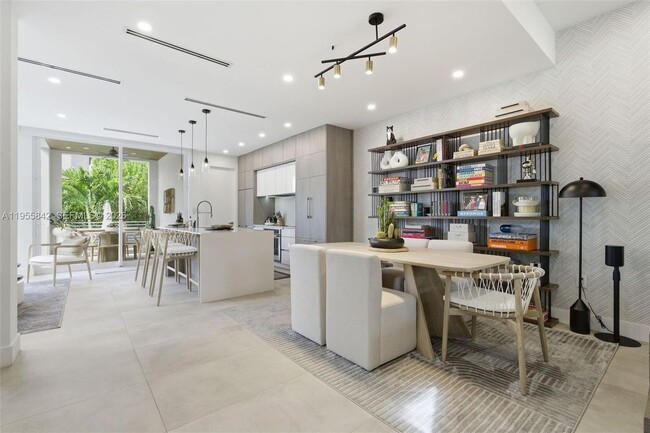 454 Fernwood Rd in Key Biscayne, FL - Building Photo - Building Photo