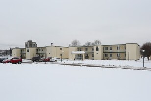 Six Nations Square in Utica, NY - Building Photo