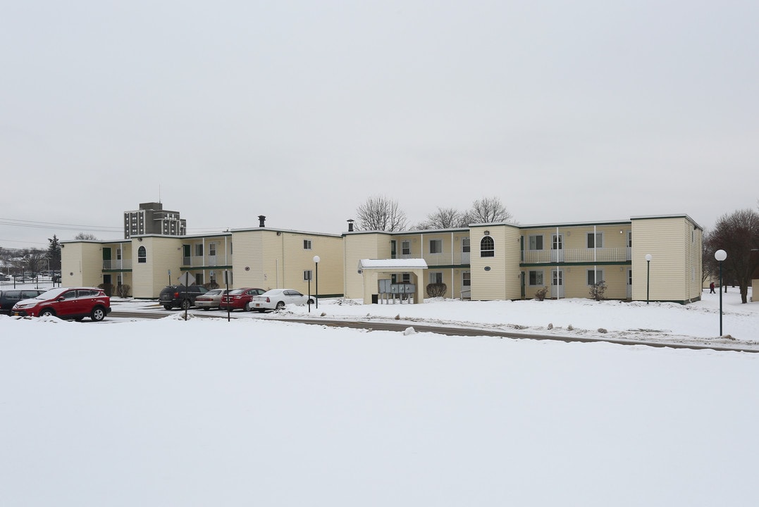 Six Nations Square in Utica, NY - Foto de edificio