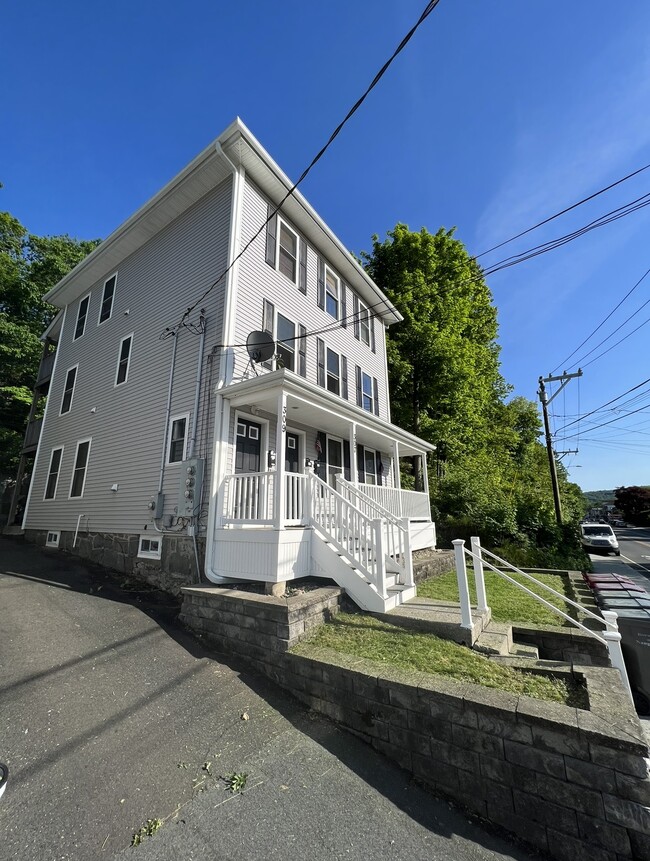307 N Main St, Unit 2 in Naugatuck, CT - Building Photo - Building Photo