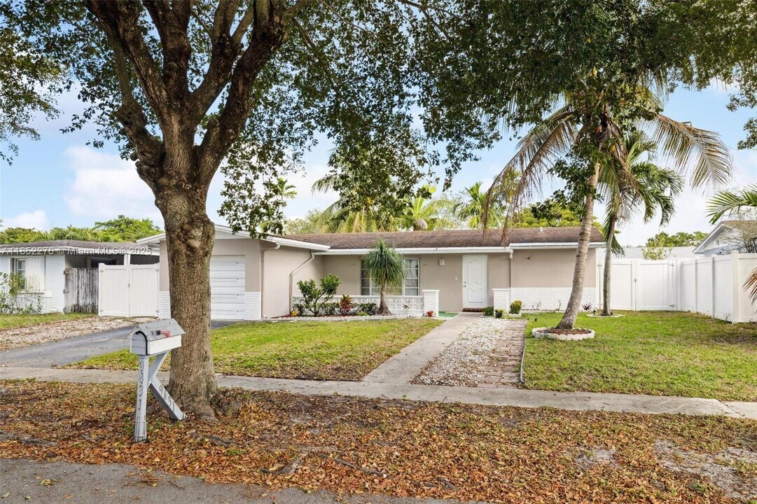 9431 NW 23rd St in Pembroke Pines, FL - Building Photo