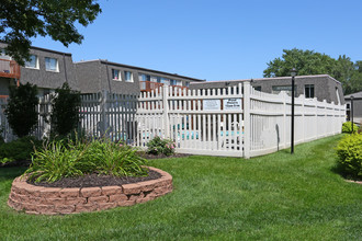 Cottonwood Apartments in Council Bluffs, IA - Foto de edificio - Building Photo