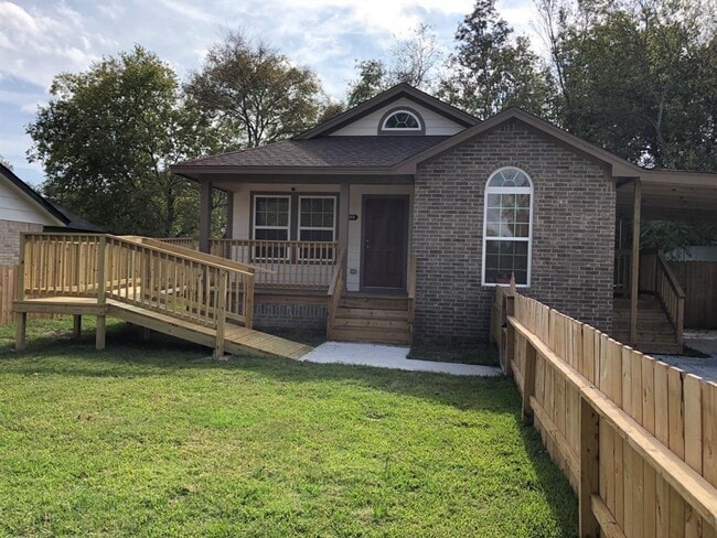 2011 Aldsworth Dr photo'