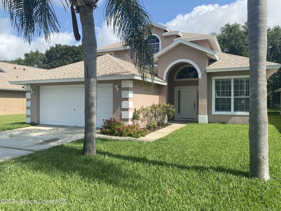 3867 St Armens Cir in Melbourne, FL - Building Photo