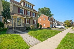 124 W Grand St in Roselle Park, NJ - Building Photo