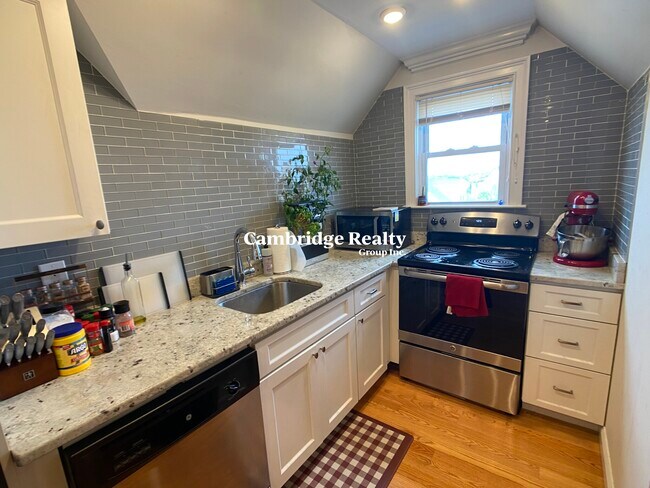 67 Temple St, Unit 3 in Somerville, MA - Building Photo - Building Photo