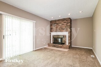 125 Lake Point Dr in St. Peters, MO - Foto de edificio - Building Photo